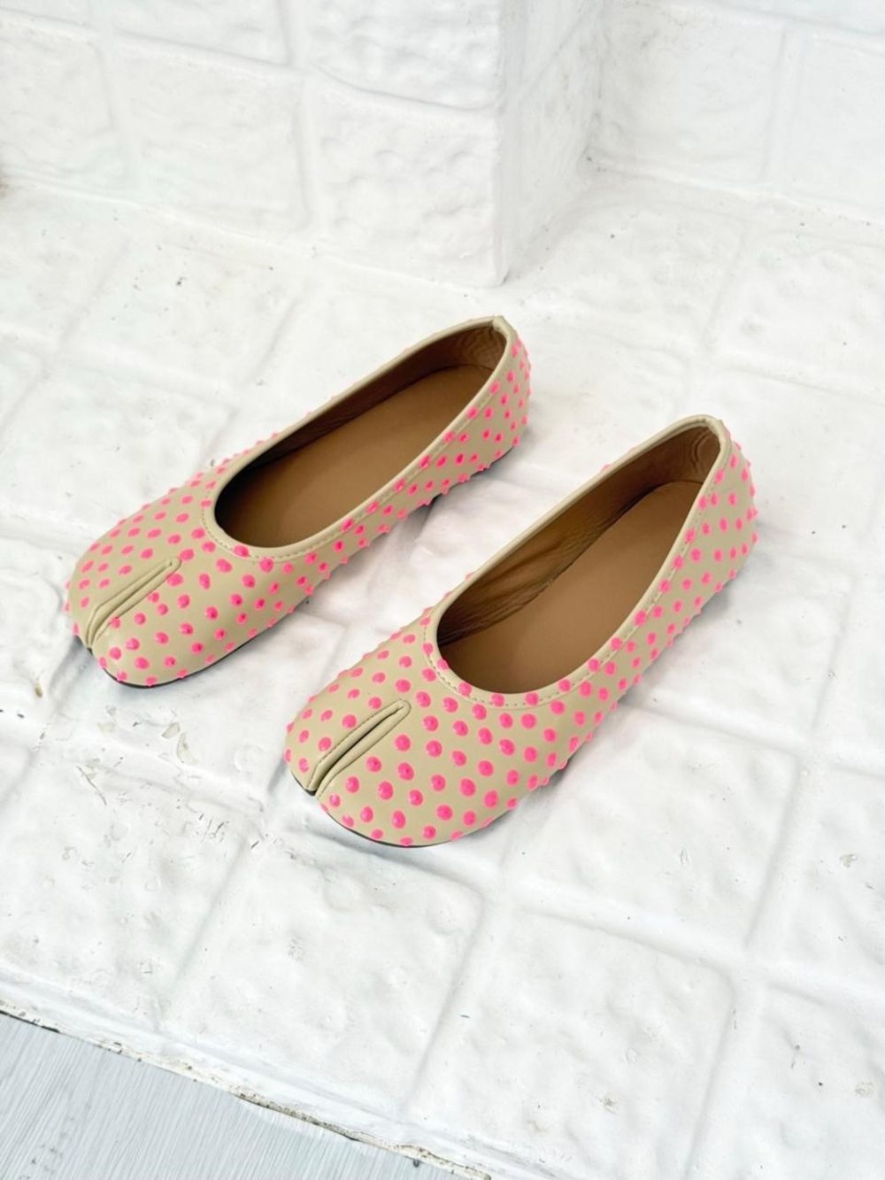 Neon pink spiked tabi split toe ballet flats ♡